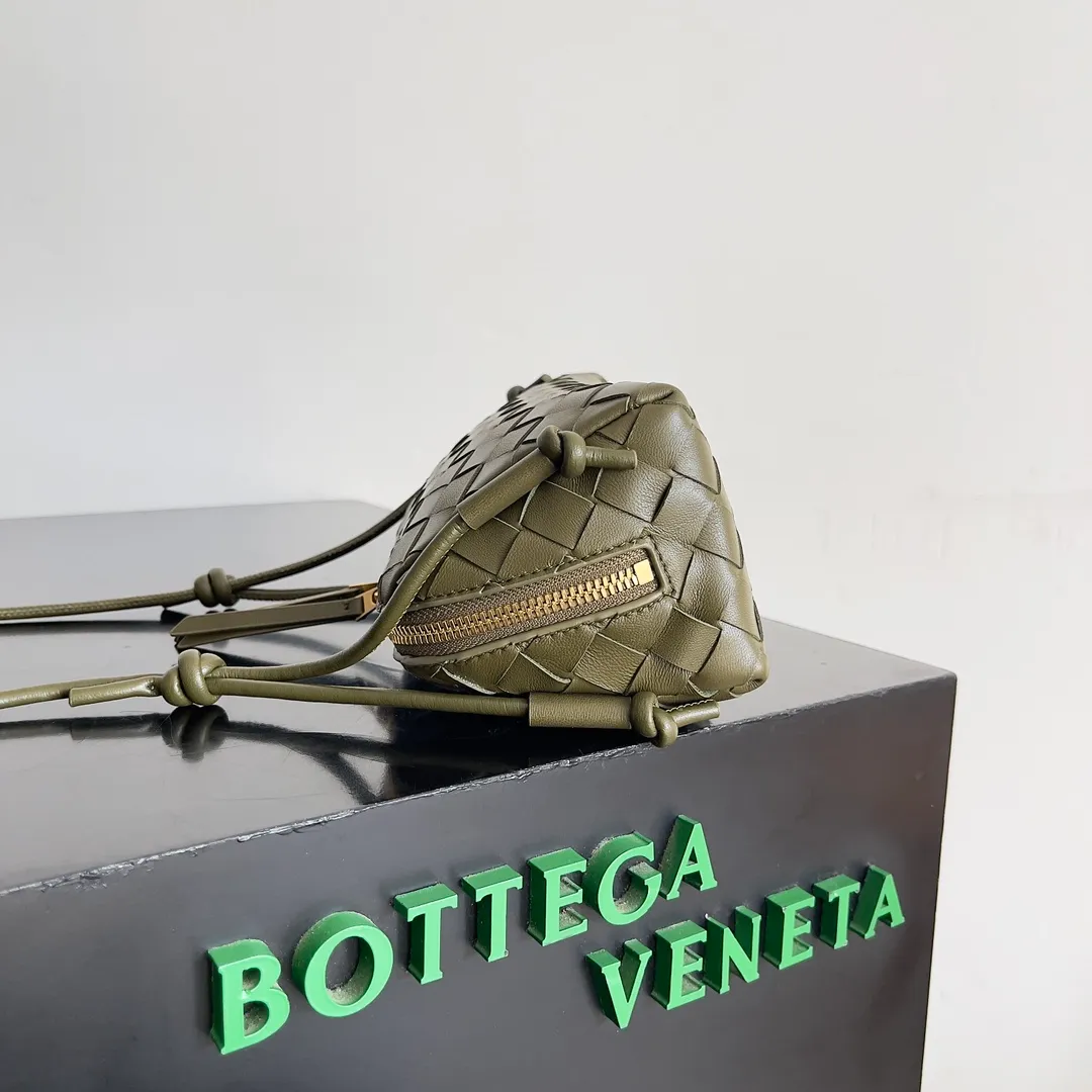 Batch 1260 BV new mini bag ceiling Bottegaveneta new Concert Pouch bag is small and has a large capacity. It can hold a Pro max mobile phone. The shoulder strap is adjustable for cross-body carry. It is very cost-effective when carried on one shoulder. The latest small bag in autumn has a lot of capacity. It can hold 4 short clips. I also tried it and it can hold one of my fists. It is cute, the capacity is touching and the length of the shoulder strap is adjustable for daily commuting. Full score 10 #bv woven bag Style number: 794258 Size: 18.5*11.5*8.5cm